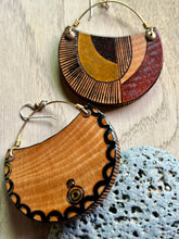 Load image into Gallery viewer, CRESCENT (LARGE) w/brass wire #2566