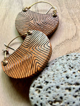 Load image into Gallery viewer, CRESCENT (LARGE) w/copper wire #2563