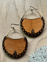 Load image into Gallery viewer, CRESCENT (LARGE) w/brass wire #2566